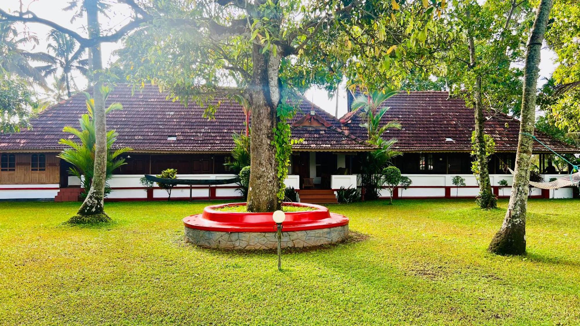 The Pamba Heritage Villa Champakulam Eksteriør billede
